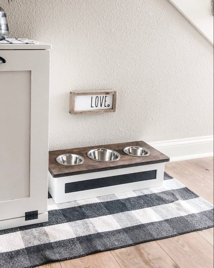 checkboard rug dog feeding station